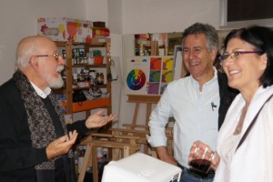 Tomando un vino tras la charla