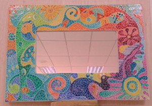Espejo de cartón decorado